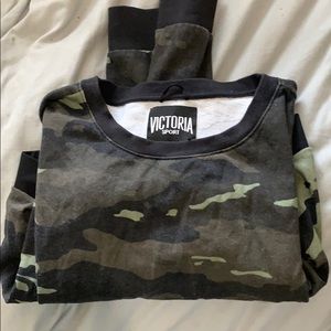 Camouflaged cropped VS sport pullover
